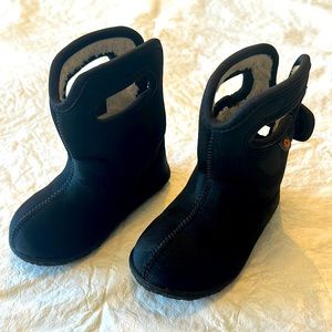 Toddler Bogs. Size 6. Black camo print. Great condition